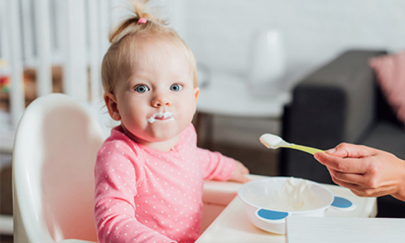 Kasza manna i kaszka orkiszowa. Dlaczego warto podawać je dzieciom?